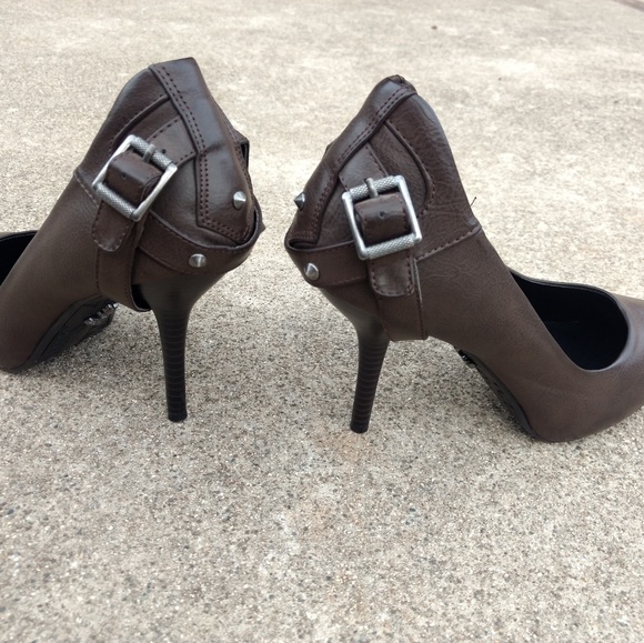 Vera Want Studded Heels - Picture 7 of 8